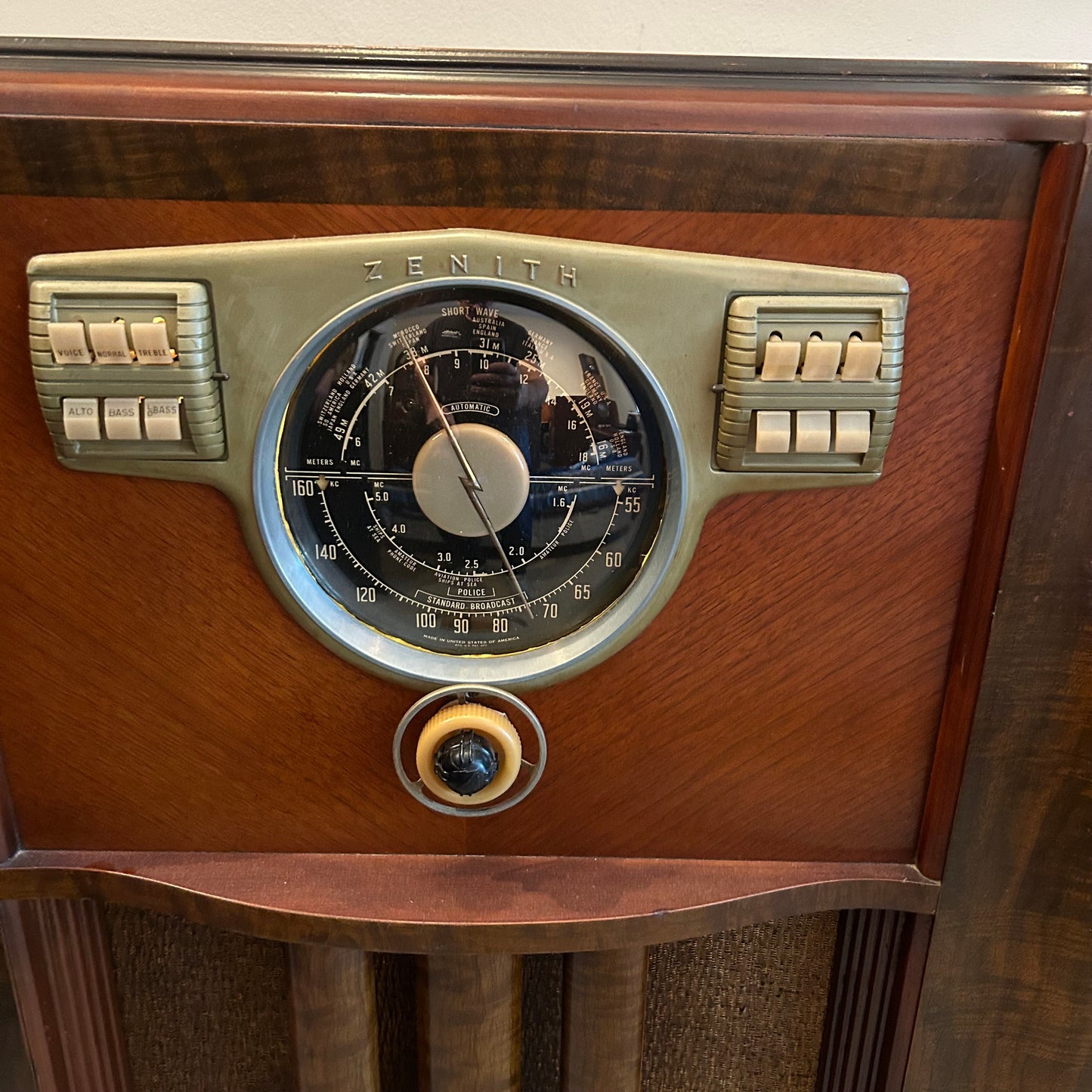 Old Zenith Radio 10-S-566 Console (1941)