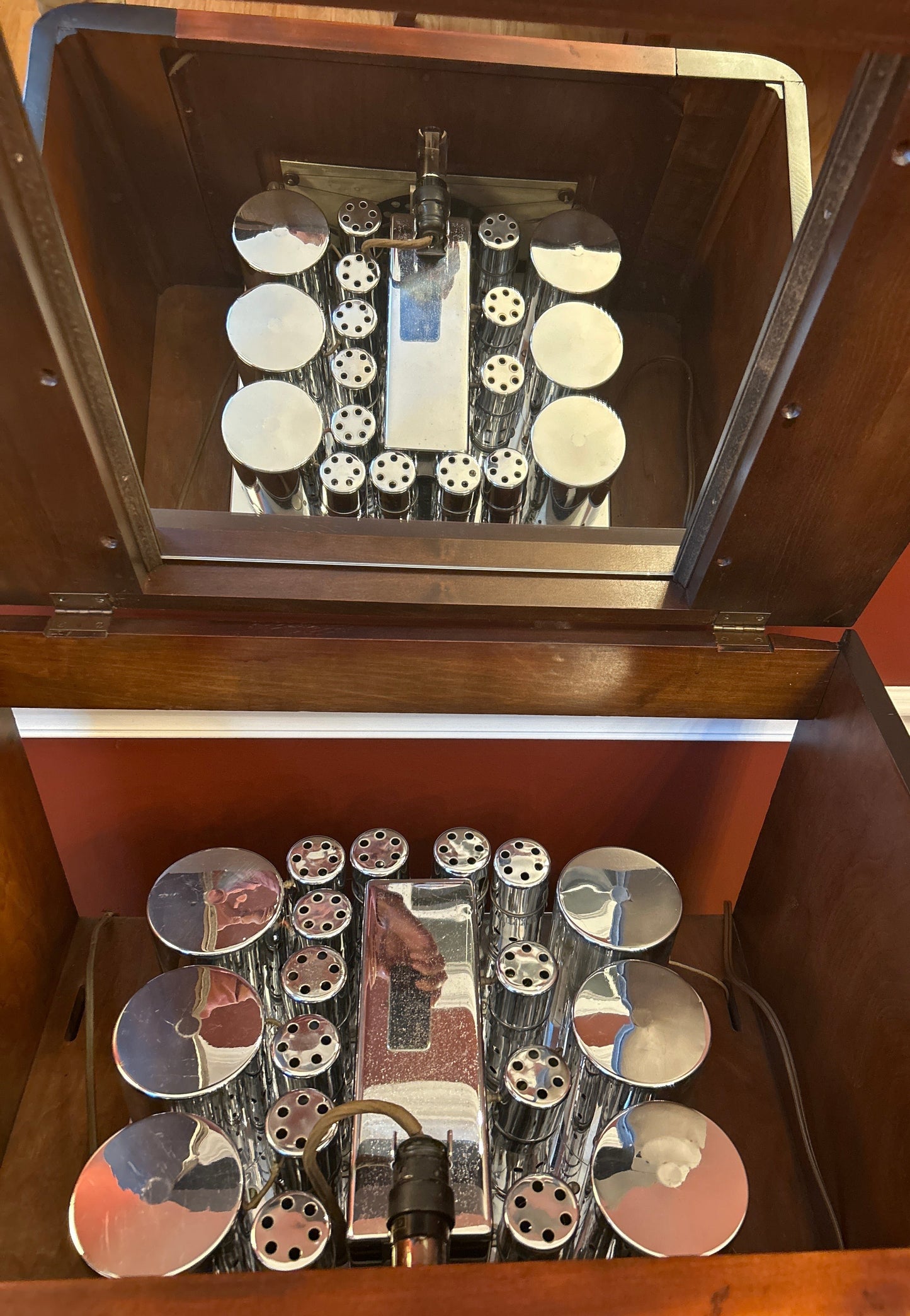 Close-up of chrome 6-tube amplifier – high-end vintage audio and premium tube tone for guitar and hi-fi systems