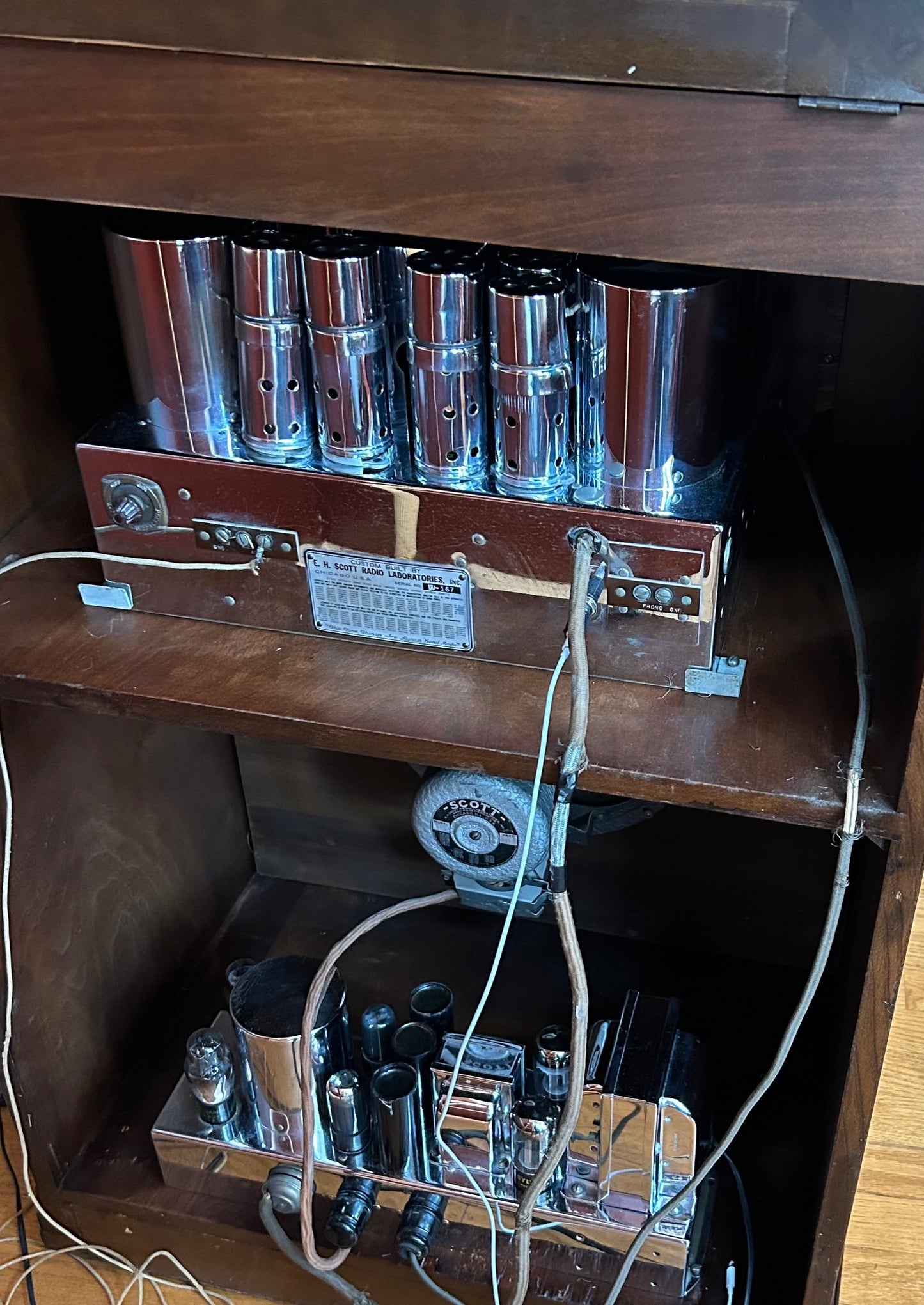 Back panel with 3.5mm adapter input – connect guitar, record player, or smartphone to vintage tube amplifier