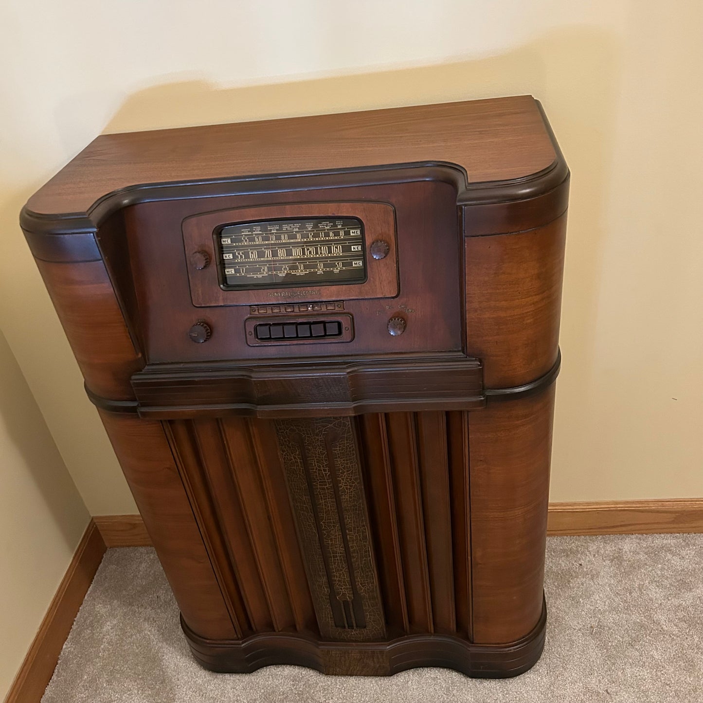 GE L-916 Vintage Radio | Bluetooth & Aux Ready