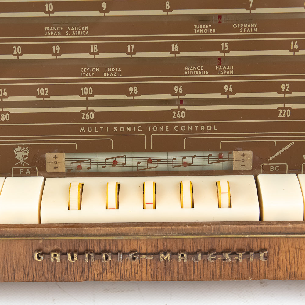 Vintage Grundy Majestic radio with control panel and brand name.