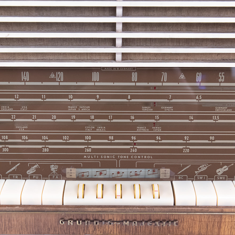 Vintage Grundig-Magnette radio with control panel and brand name.