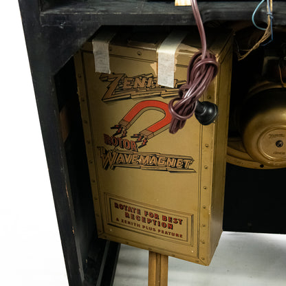 Vintage-style radio receiver with 'Zeitgeist' branding and 'Wave Magnet' feature.