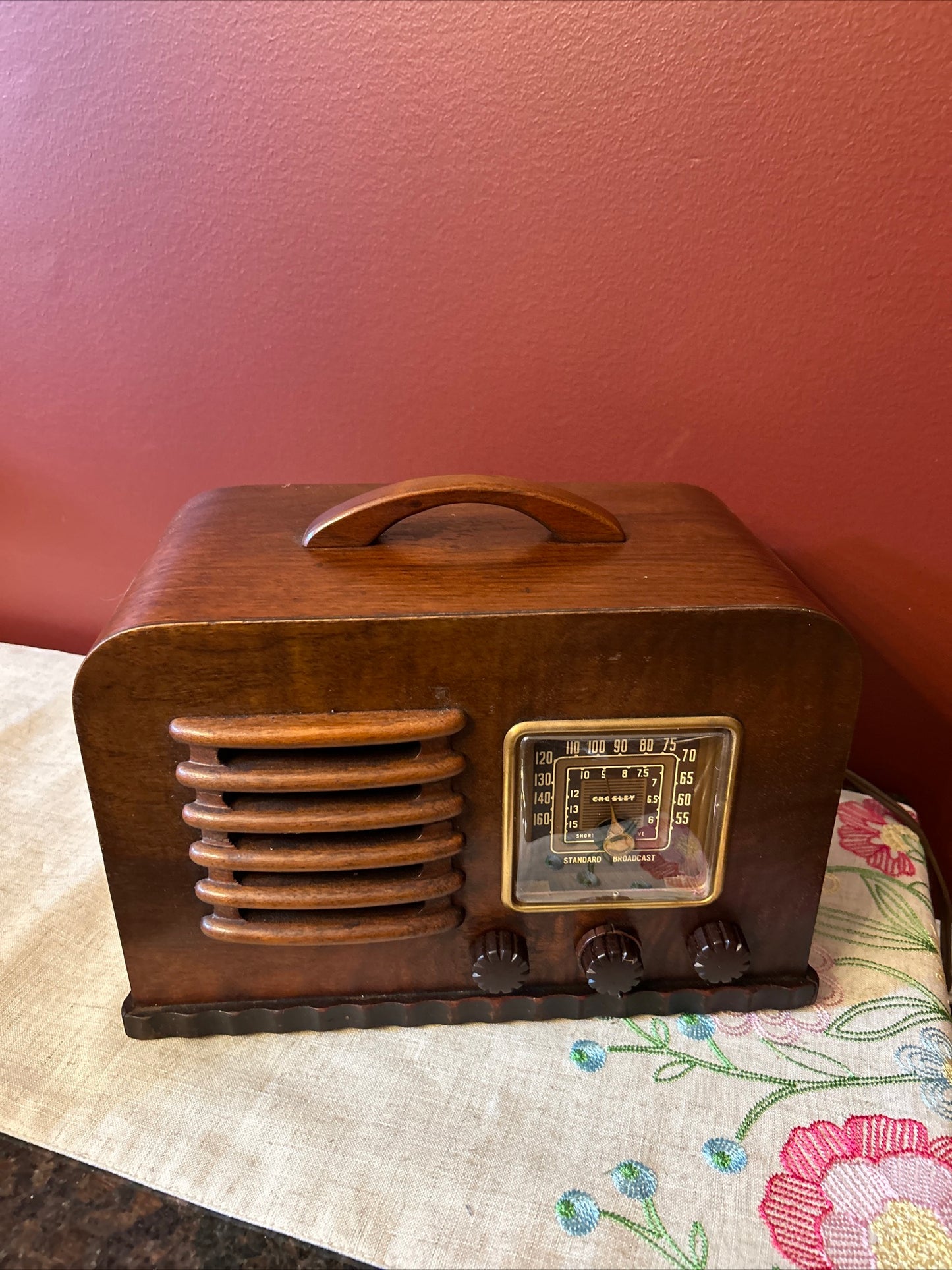 Restored Vintage Crosley 14-AG AM & SW Table Radio from 1940