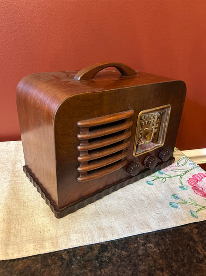 Restored Vintage Crosley 14-AG AM & SW Table Radio from 1940