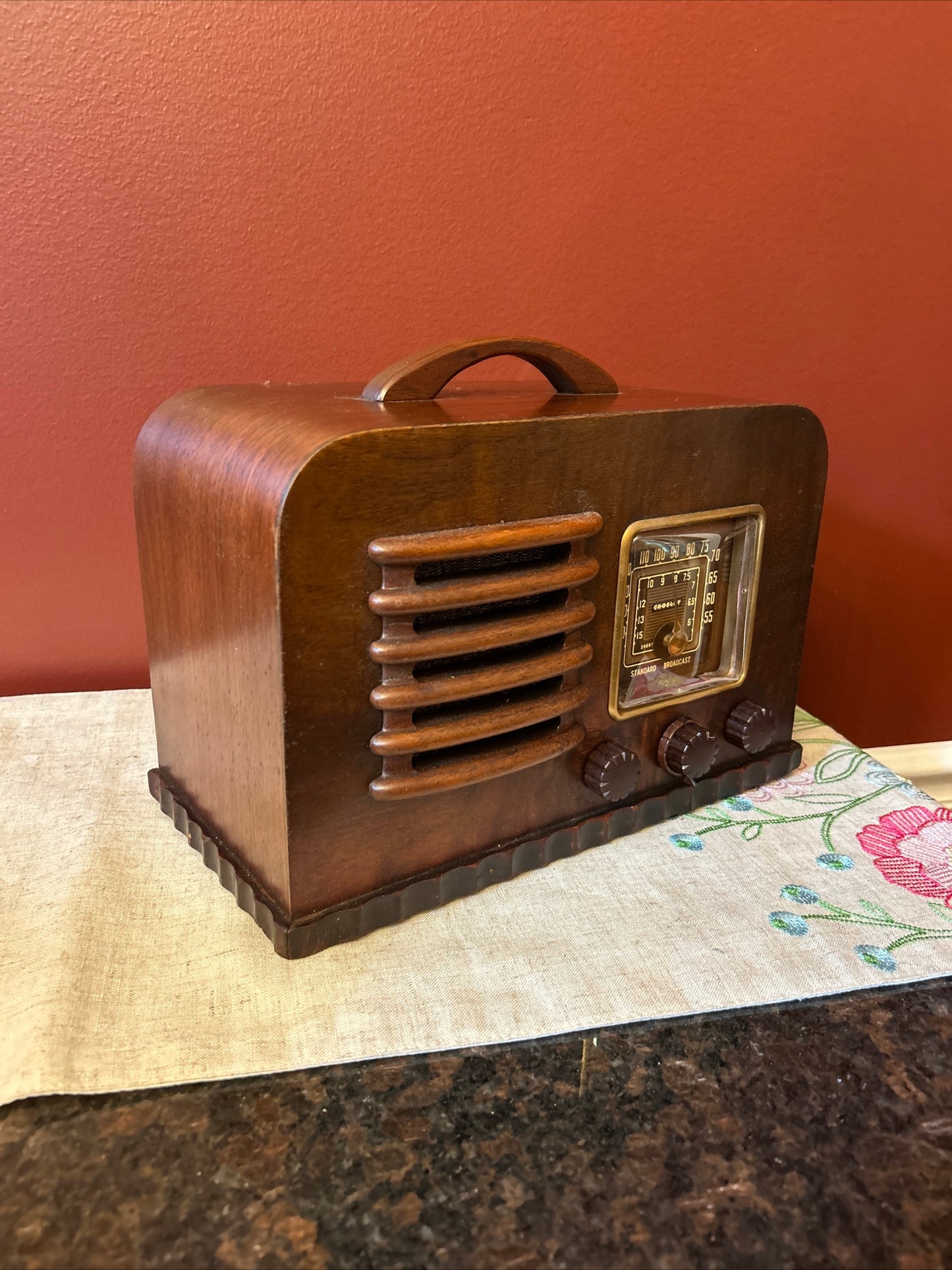 Restored Vintage Crosley 14-AG AM & SW Table Radio from 1940