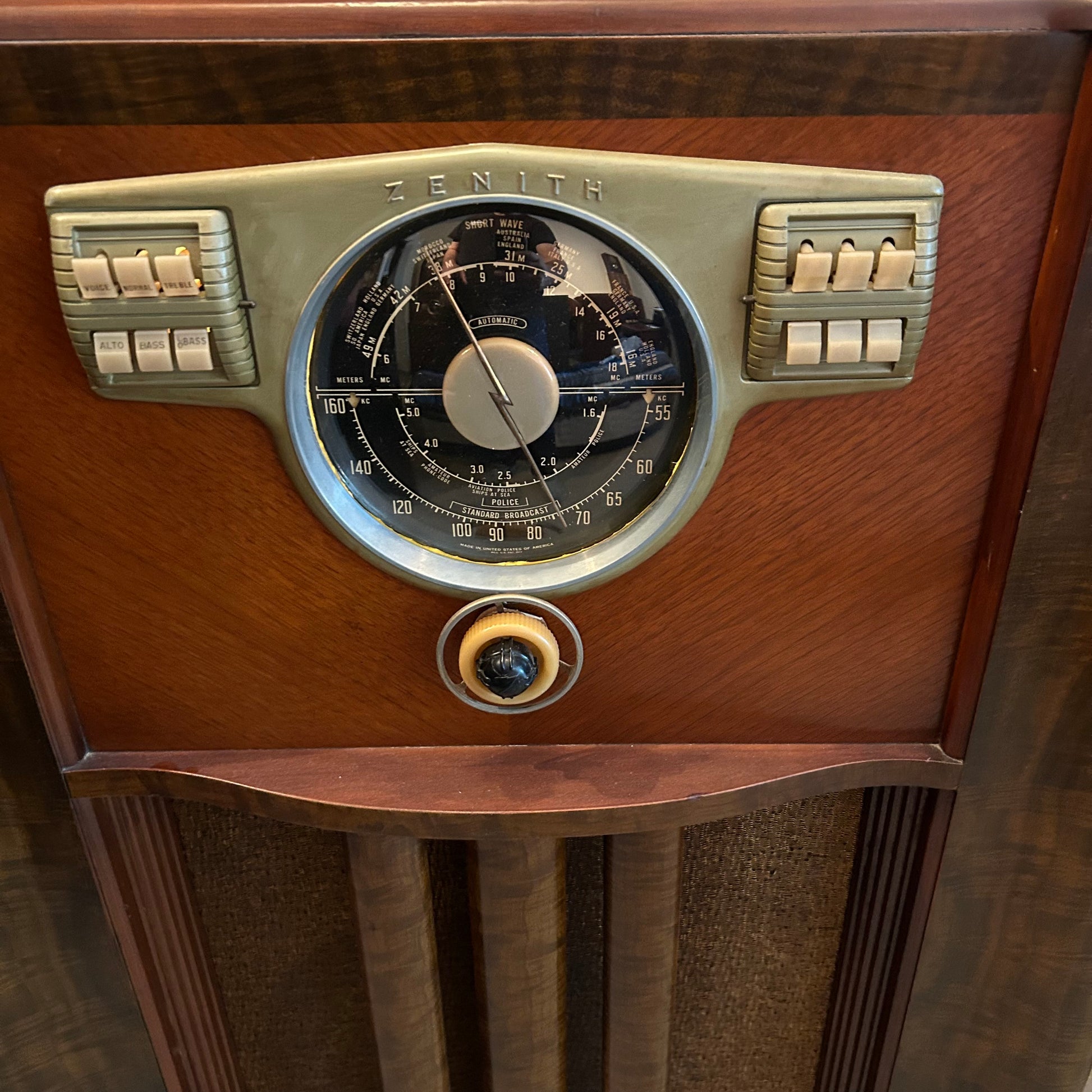 Old Zenith Radio  10-S-566 Console (1941)